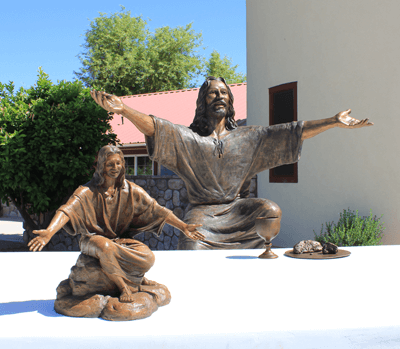Tom White Studios, Inc | Jesus Statues Welcoming Christ statues of Jesus in life-size bronze, used in sculpture scenes of children and adults coming to Jesus. Bronze communal elements and Wash My Feet Lord statues by world-class sculptor, Tom White. Located in prayer gardens, churches, schools and parks across the United Statues and Canada.